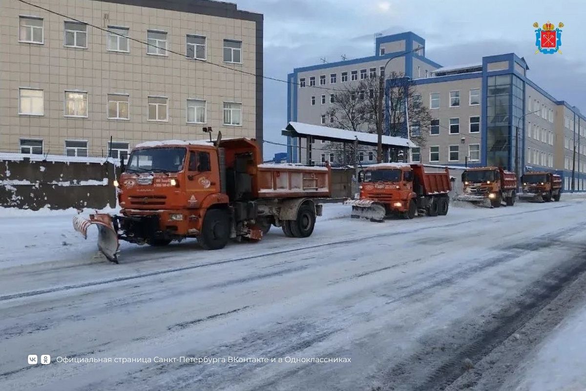 Более 1000 работников ручного труда и свыше 930 единиц техники очищают улицы и тротуары от снега