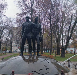 В Колпино помыли памятник воинам-интернационалистам