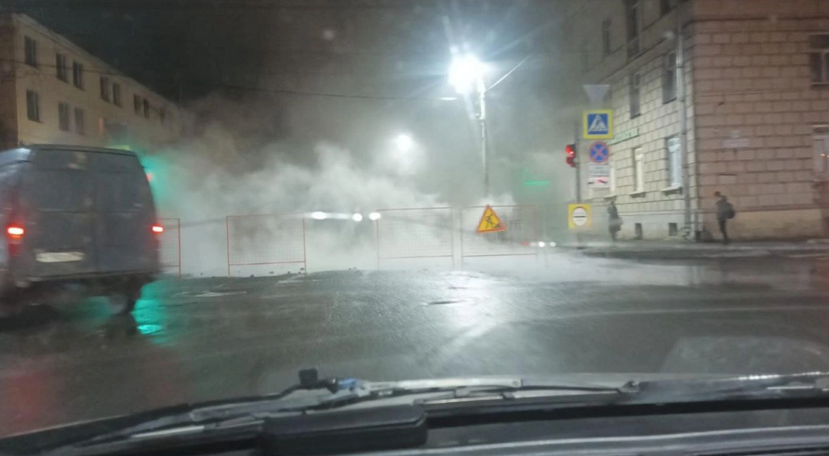 Прорыв трубы случился на улице Братьев Радченко