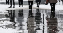 Шесть человек госпитализированы в Петербурге после падения на гололёде