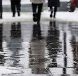 Шесть человек госпитализированы в Петербурге после падения на гололёде