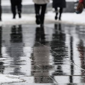 Шесть человек госпитализированы в Петербурге после падения на гололёде