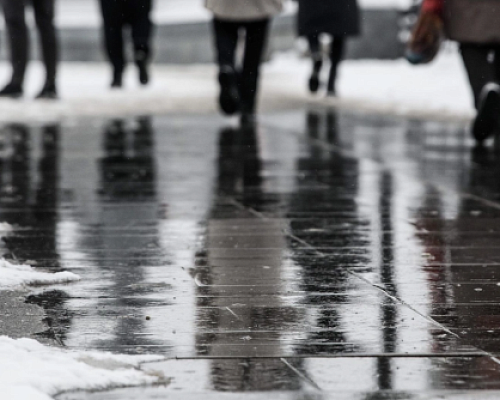 Шесть человек госпитализированы в Петербурге после падения на гололёде