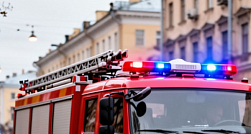 Во время пожара в автосервисе Петербурга пострадал мужчина