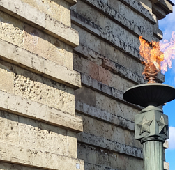 В честь 83-й годовщины прорыва блокады Ленинграда будут гореть факелы на мемориальной доске воинам-ижорцам