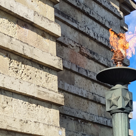 В честь 83-й годовщины прорыва блокады Ленинграда будут гореть факелы на мемориальной доске воинам-ижорцам