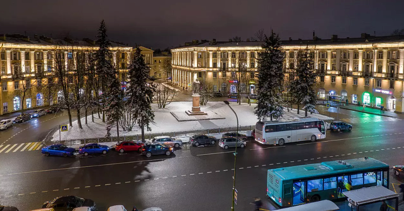 На Привокзальной площади в Колпино установили художественную подсветку