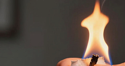 Квартиру в Колпино подожгли кидавшие с балкона горящую бумагу школьники