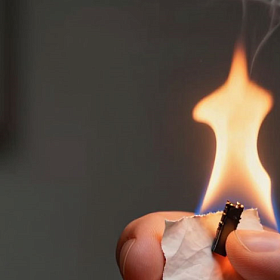 Квартиру в Колпино подожгли кидавшие с балкона горящую бумагу школьники