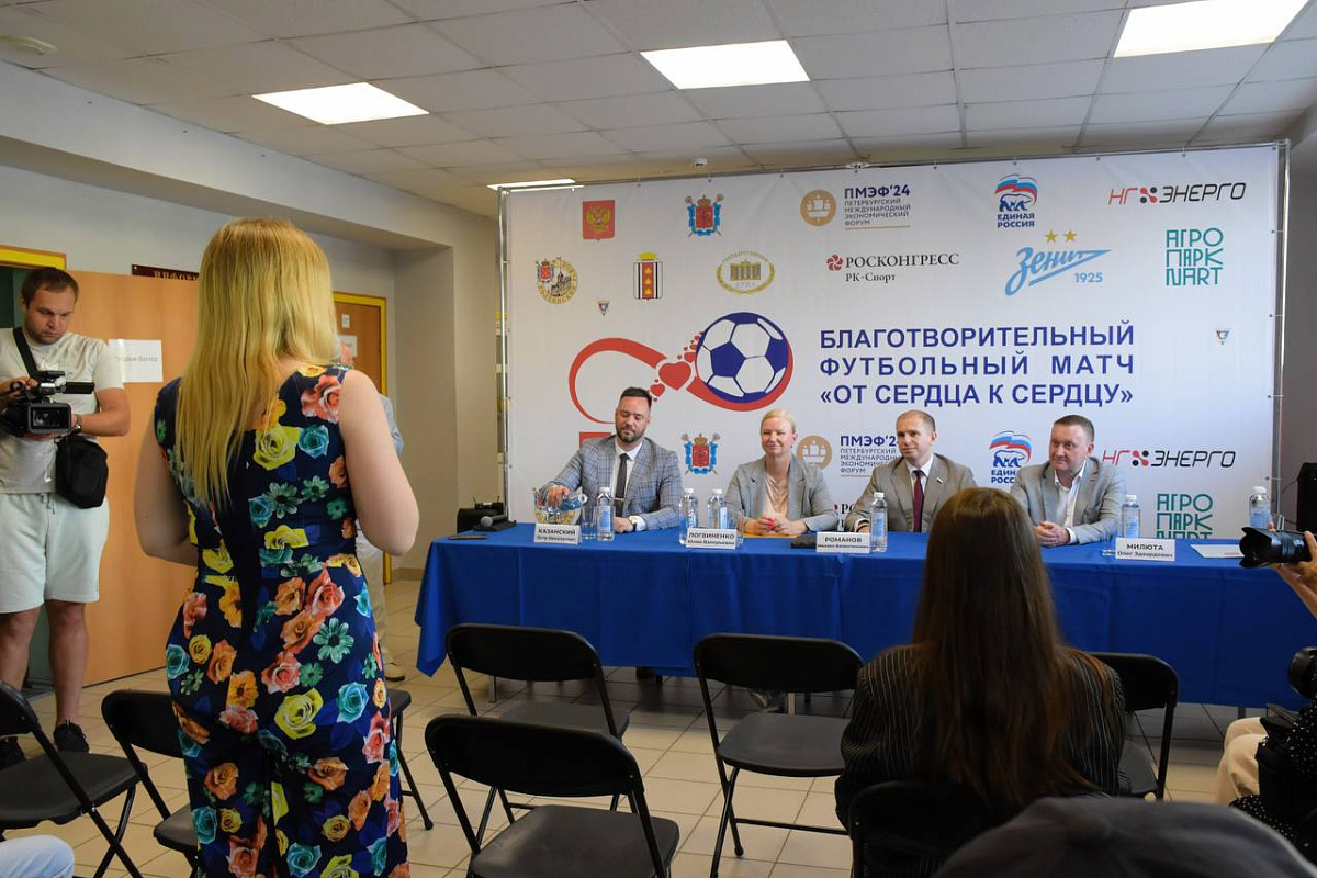 Депутат Михаил Романов дал старт в Колпино благотворительному футбольному матчу
