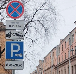 На платных парковках Петербурга запретят оставлять машины на ночь