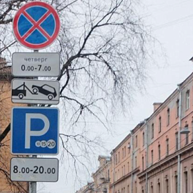 На платных парковках Петербурга запретят оставлять машины на ночь