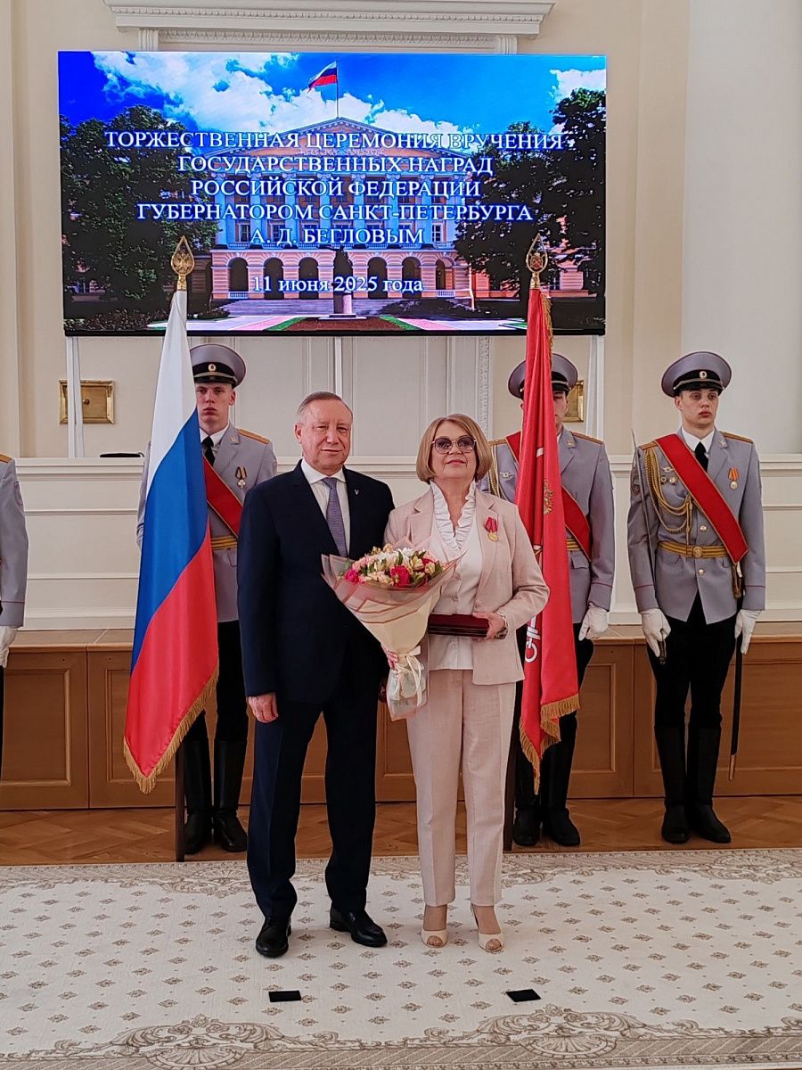 Александр Дмитриевич Беглов вручил в Смольном государственные награды Российской Федерации Александр Дмитриевич Беглов вручил в Смольном государственные награды Российской Федерации
