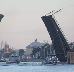 Закроют 10 магистралей. Какие ограничения вводят в Петербурге накануне Дня ВМФ