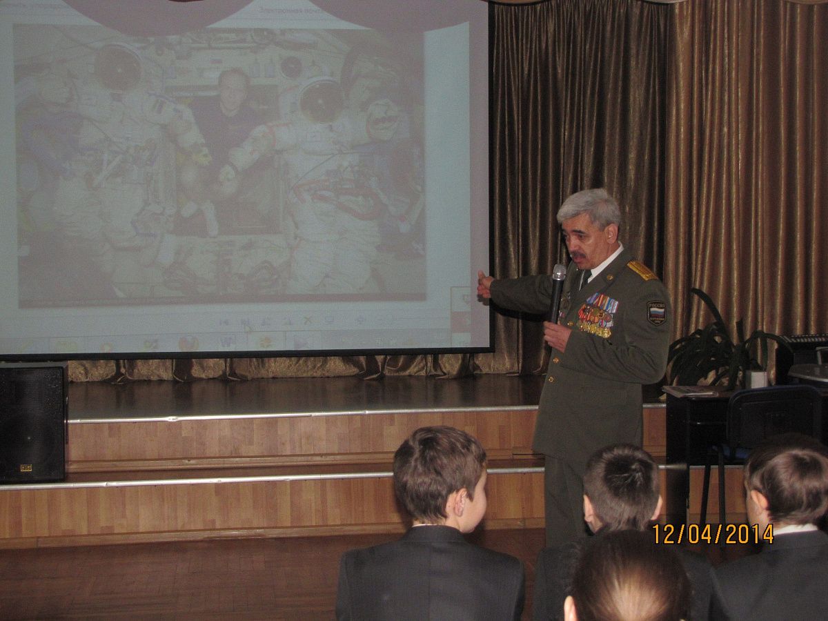 День космонавтики в школах Колпина