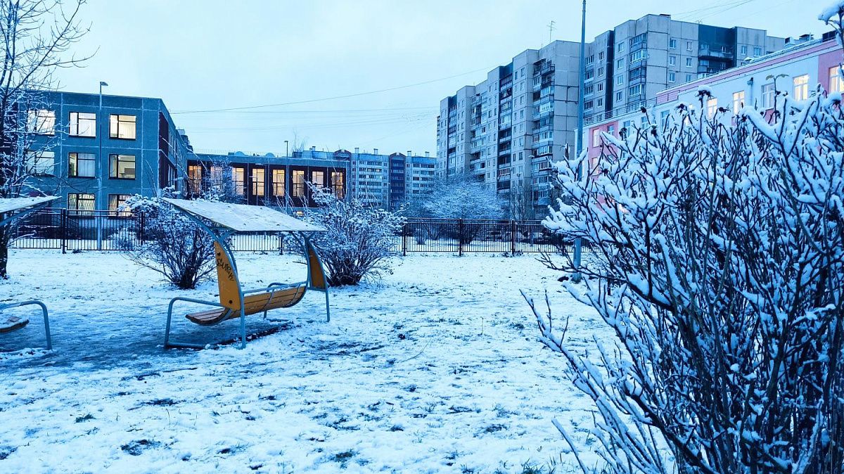 На дорогах и тротуарах Петербурга за ночь образовалась гололедица
