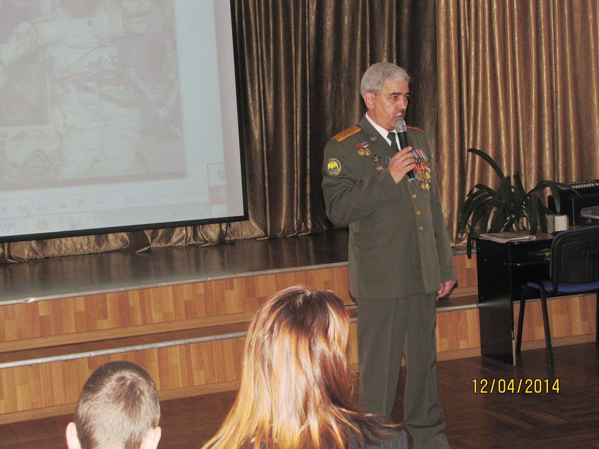 День космонавтики в школах Колпина