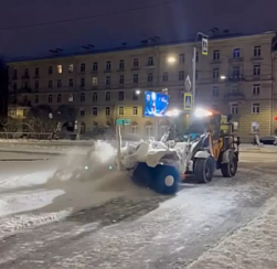 Коммунальные службы Колпино в усиленном режиме чистят район