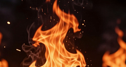 В Петербурге во дворе дома на улице Софийская сгорели две иномарки