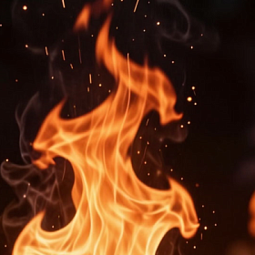 В Петербурге во дворе дома на улице Софийская сгорели две иномарки