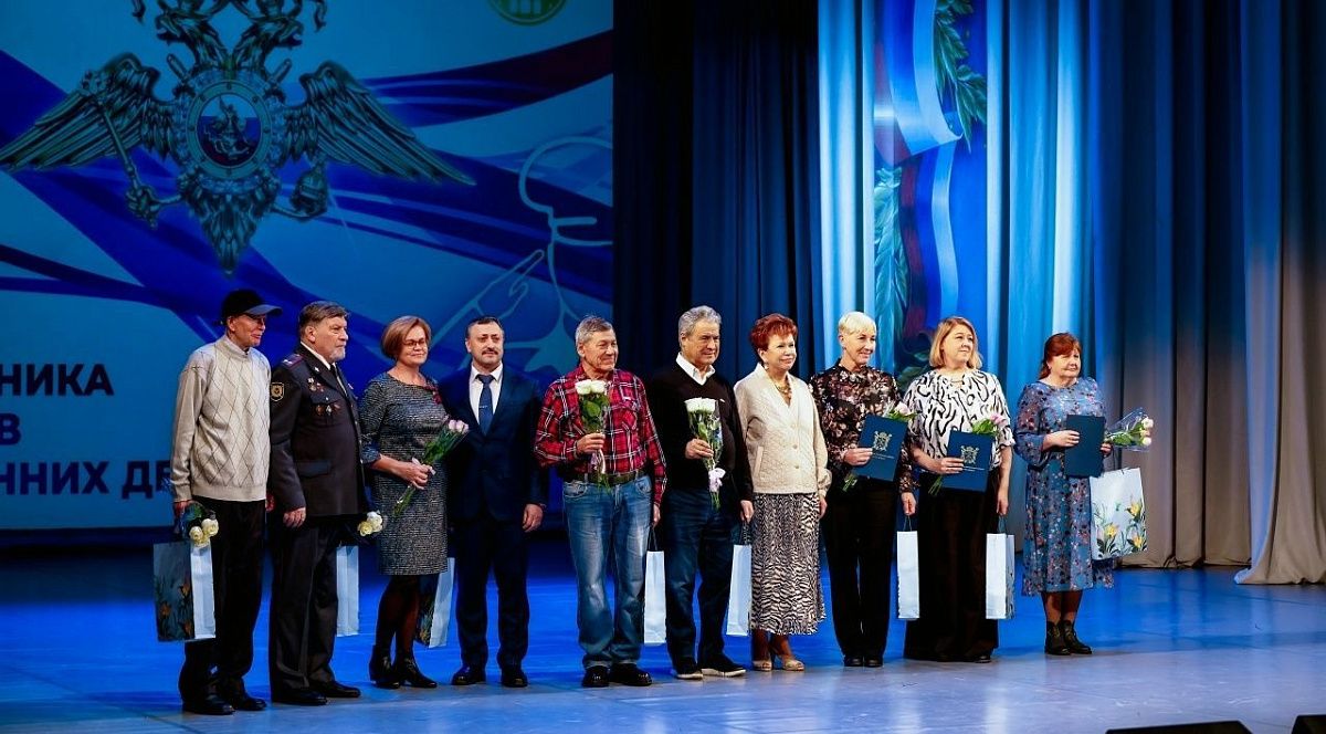 Колпинских полицейских поздравили с профессиональным праздником