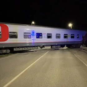 Поезд «Адлер — Петербург» столкнулся на переезде с легковым автомобилем