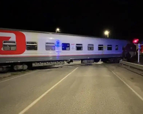 Поезд «Адлер — Петербург» столкнулся на переезде с легковым автомобилем