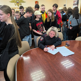 Лекция по профилактике правонарушений, организованная для 82 подростков в возрасте от 14 до 18 лет прошла в Колпинском районе