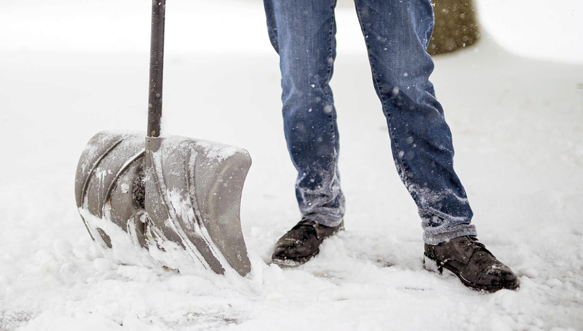 Петербургские студенты смогут заработать до 115 тыс. рублей за уборку снега зимой
