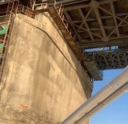 Баржа столкнулась с опорой моста на Волге в Ульяновске