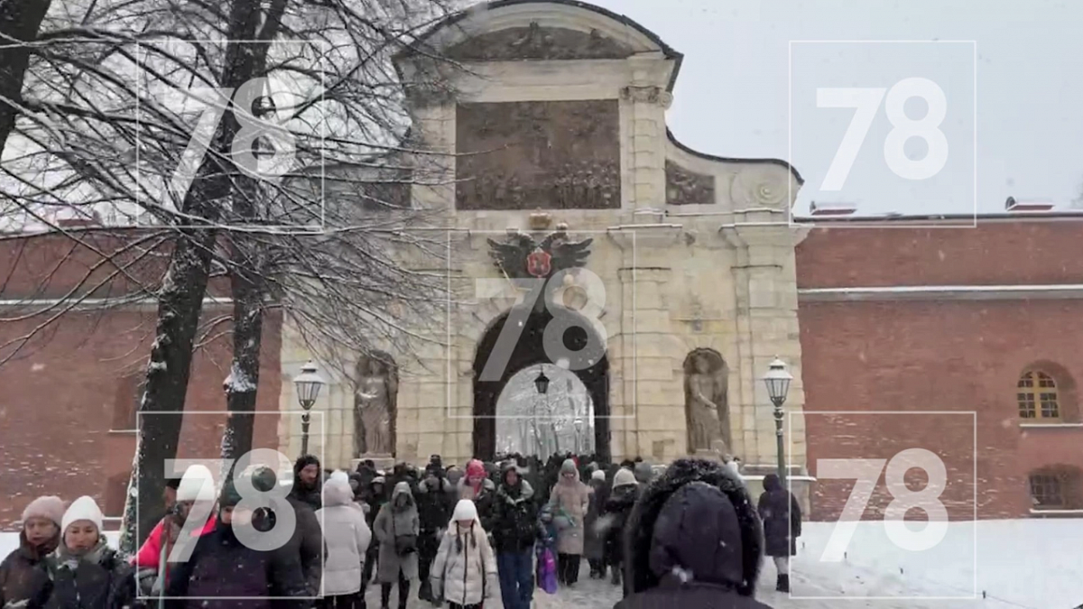 Петербуржцы с утра выстроились в очередь у Петропавловской крепости