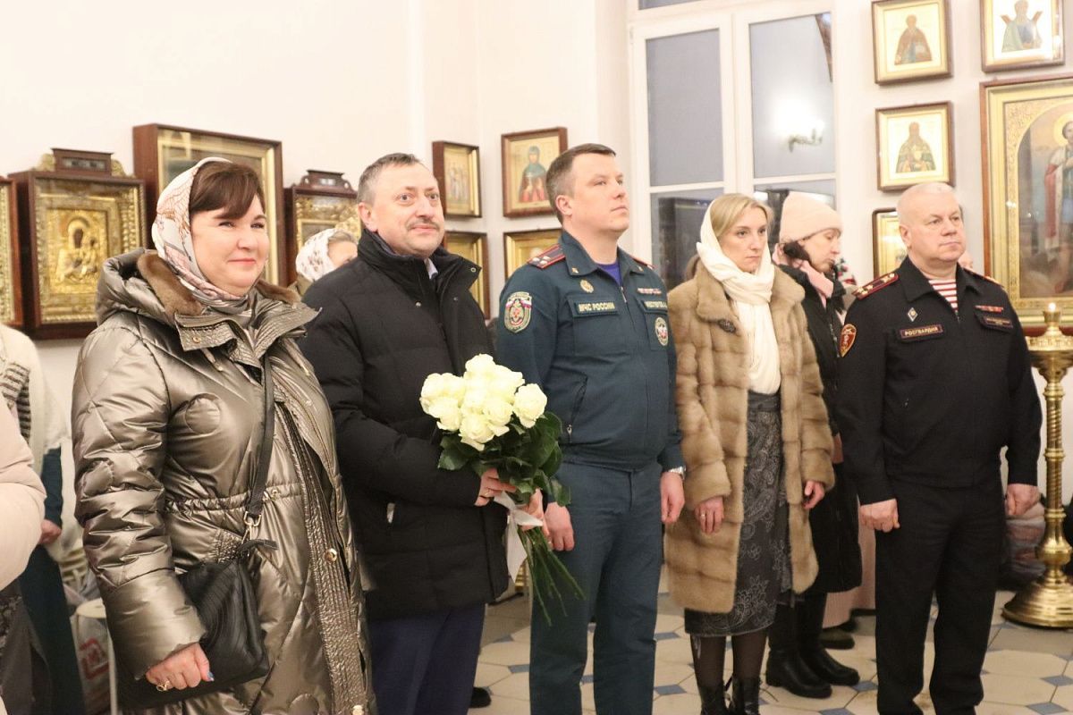 Митрополит Варсонофий совершил всенощное бдение в Колпино и наградил настоятеля