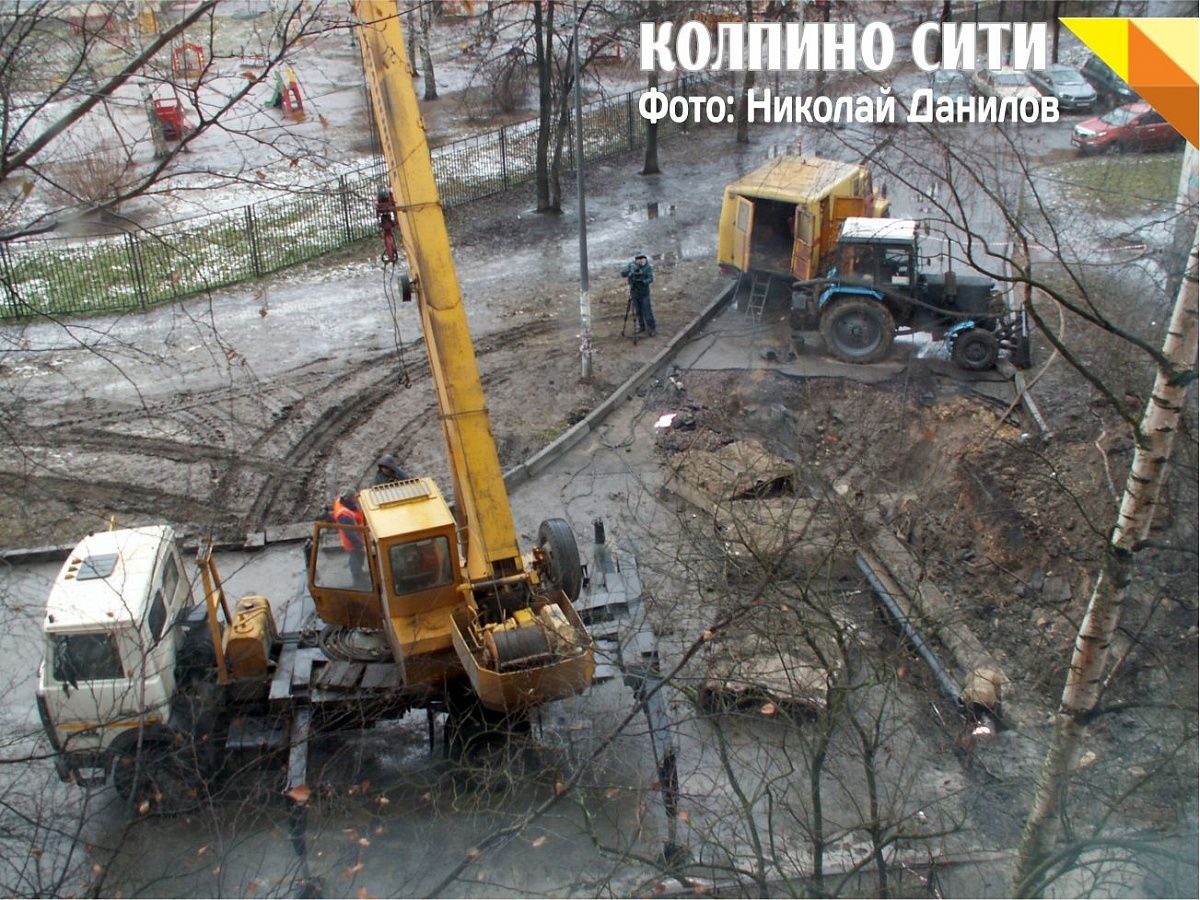 Фотофакт:в Колпино латают трубы в одном и том же месте