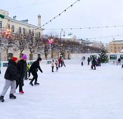 В Петербурге начали заливать 161 общедоступный каток