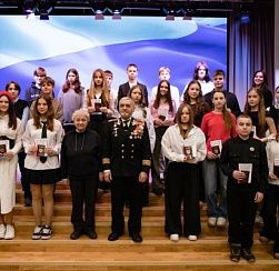 В Доме молодёжи «Колпинец» вручили паспорта юным гражданам России