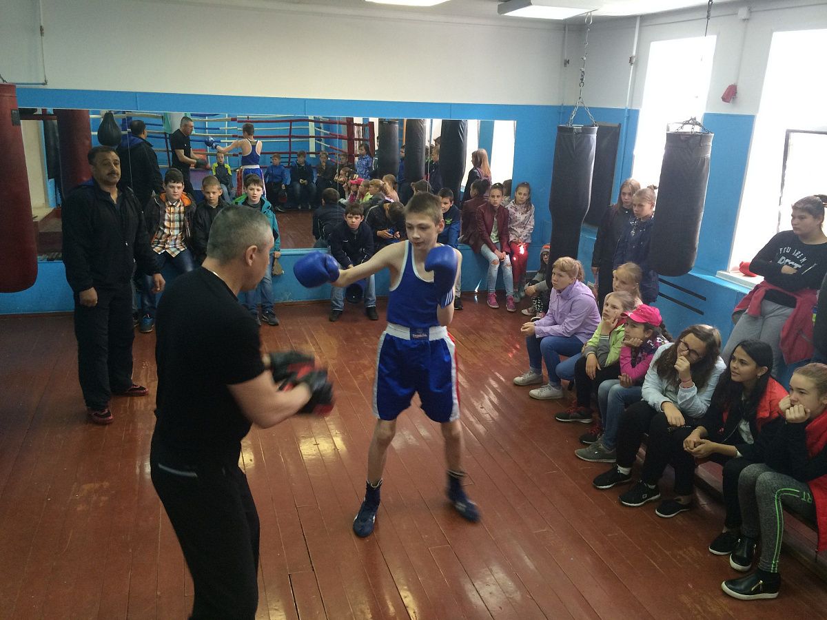 В Колпино прошли мастер-классы по боксу и каратэ