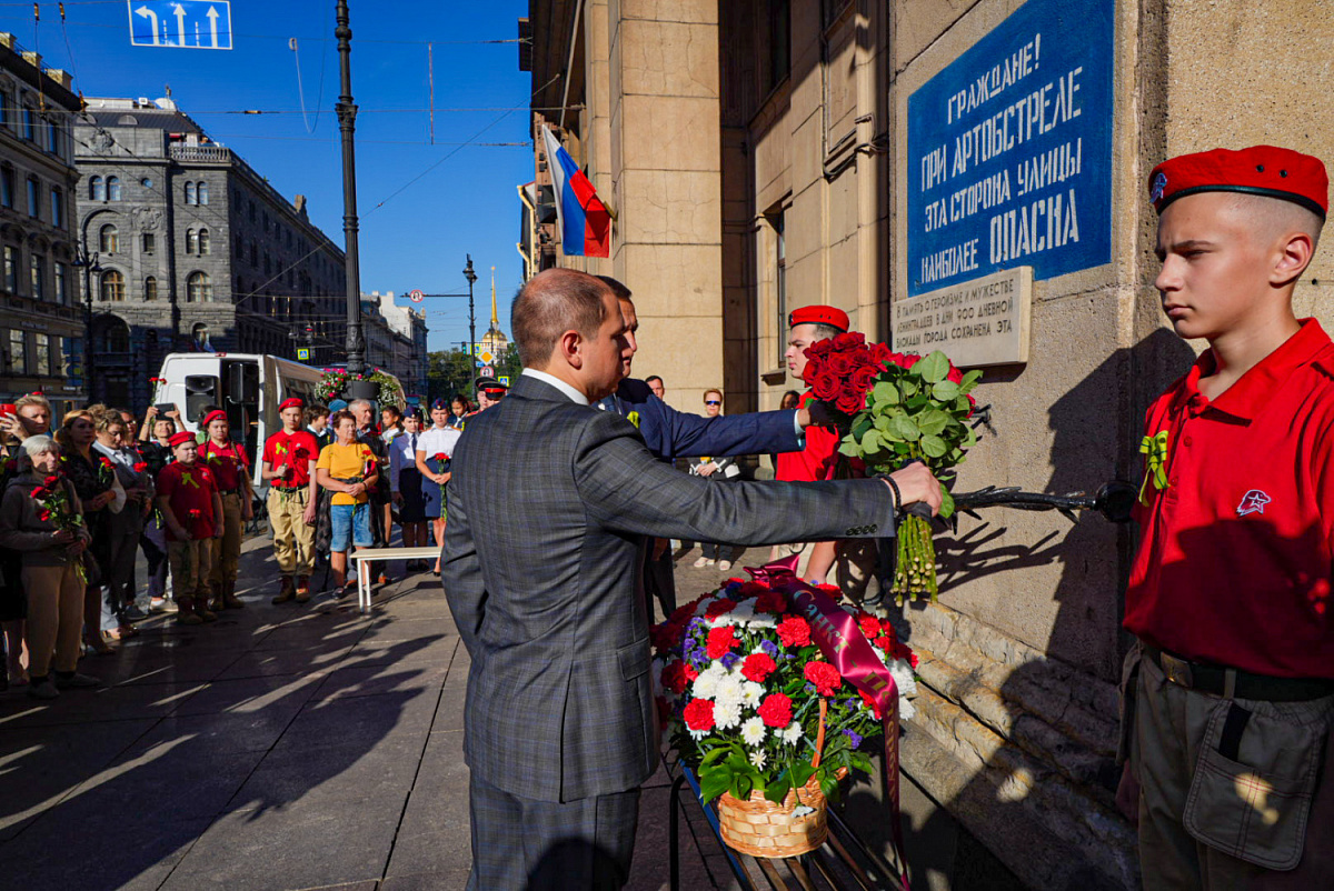 Михаил Романов возложил цветы к мемориальной доске