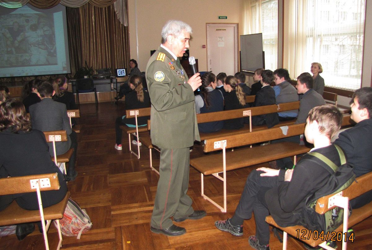 День космонавтики в школах Колпина