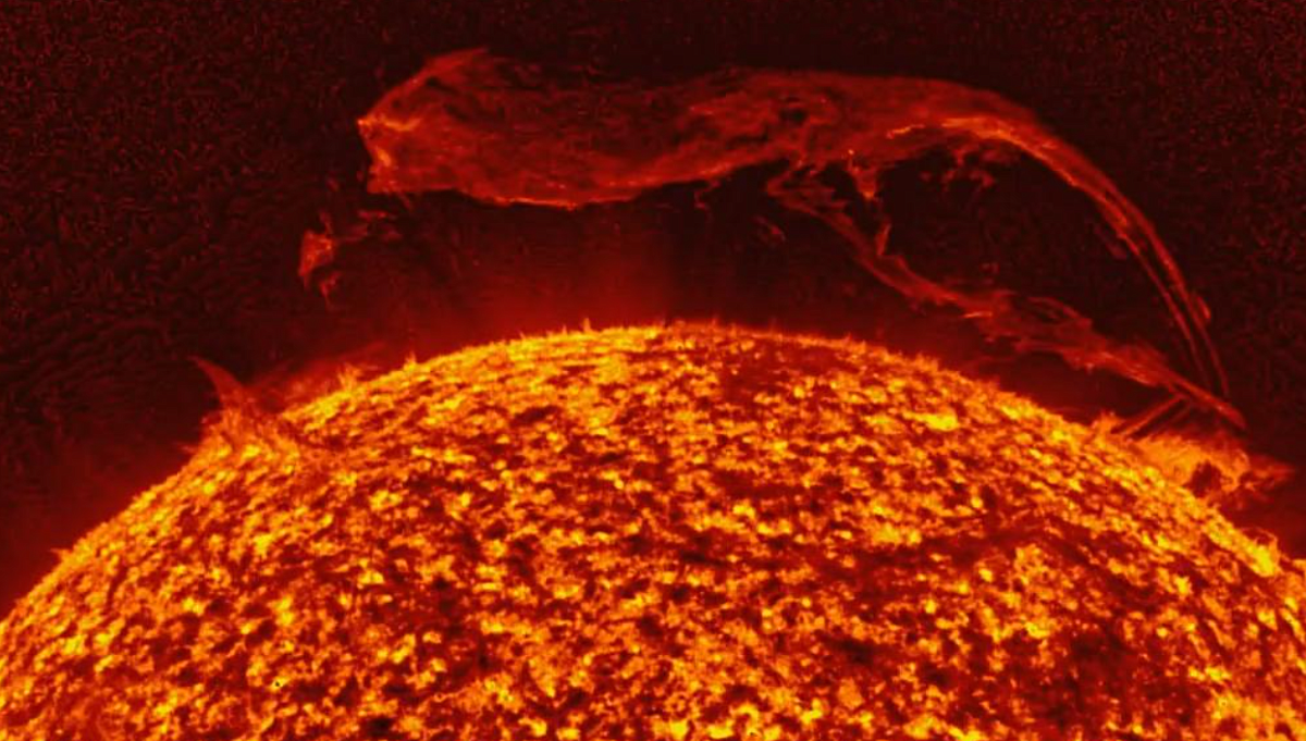 От Солнца оторвался «царь-протуберанец», превышающий размер Земли в 80 раз