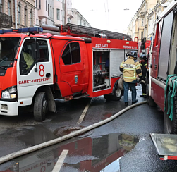 Два человека пострадали при пожаре в Колпинском районе