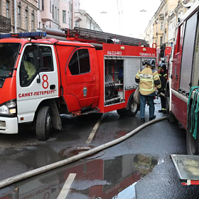 Два человека пострадали при пожаре в Колпинском районе