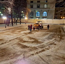 В канун Рождества коммунальщики приводят в порядок дороги и парковки возле храмов Петербурга