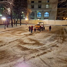 В канун Рождества коммунальщики приводят в порядок дороги и парковки возле храмов Петербурга