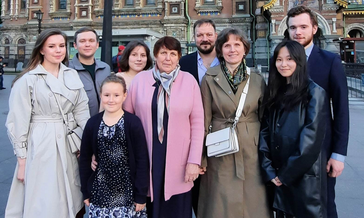 Колпинская семья Сафаровых получила награду «За заслуги в воспитании детей»