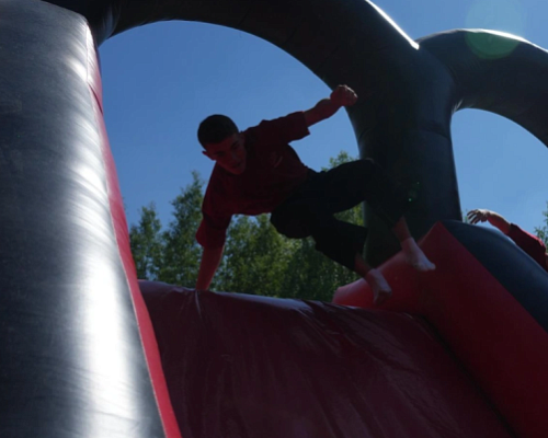 Работу батутных аттракционов могут ограничить в России