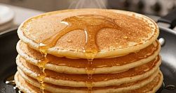 Диетолог рассказала, как сделать блины к Масленице полезнее