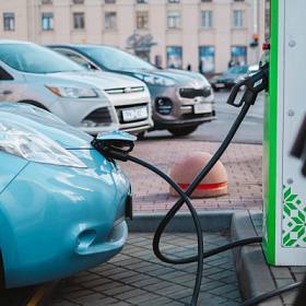 На городских автостоянках можно будет зарядить электромобиль