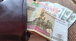 Россиянам посоветовали не продавать рубли до конца сентября