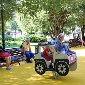 Новая площадка для самых маленьких посетителей открылась в Городском саду в Колпино