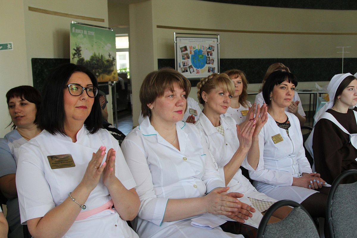 33-я больница поздравила ветеранов, медсестер и акушерок 